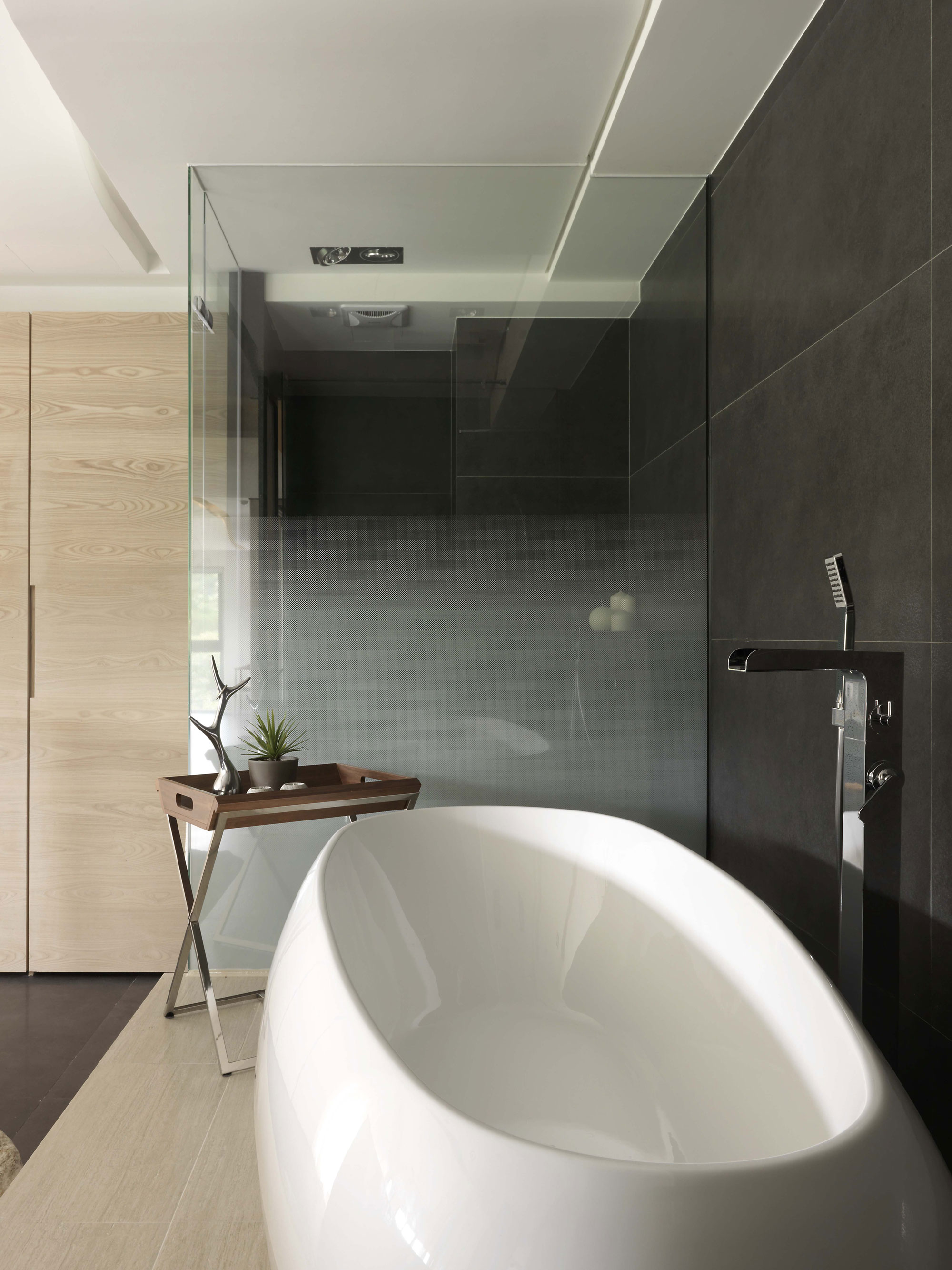 A Sleek Modern Home with Neutral Colors and Bold Accents in Taipei, Taiwan by J.C. Architecture (16)