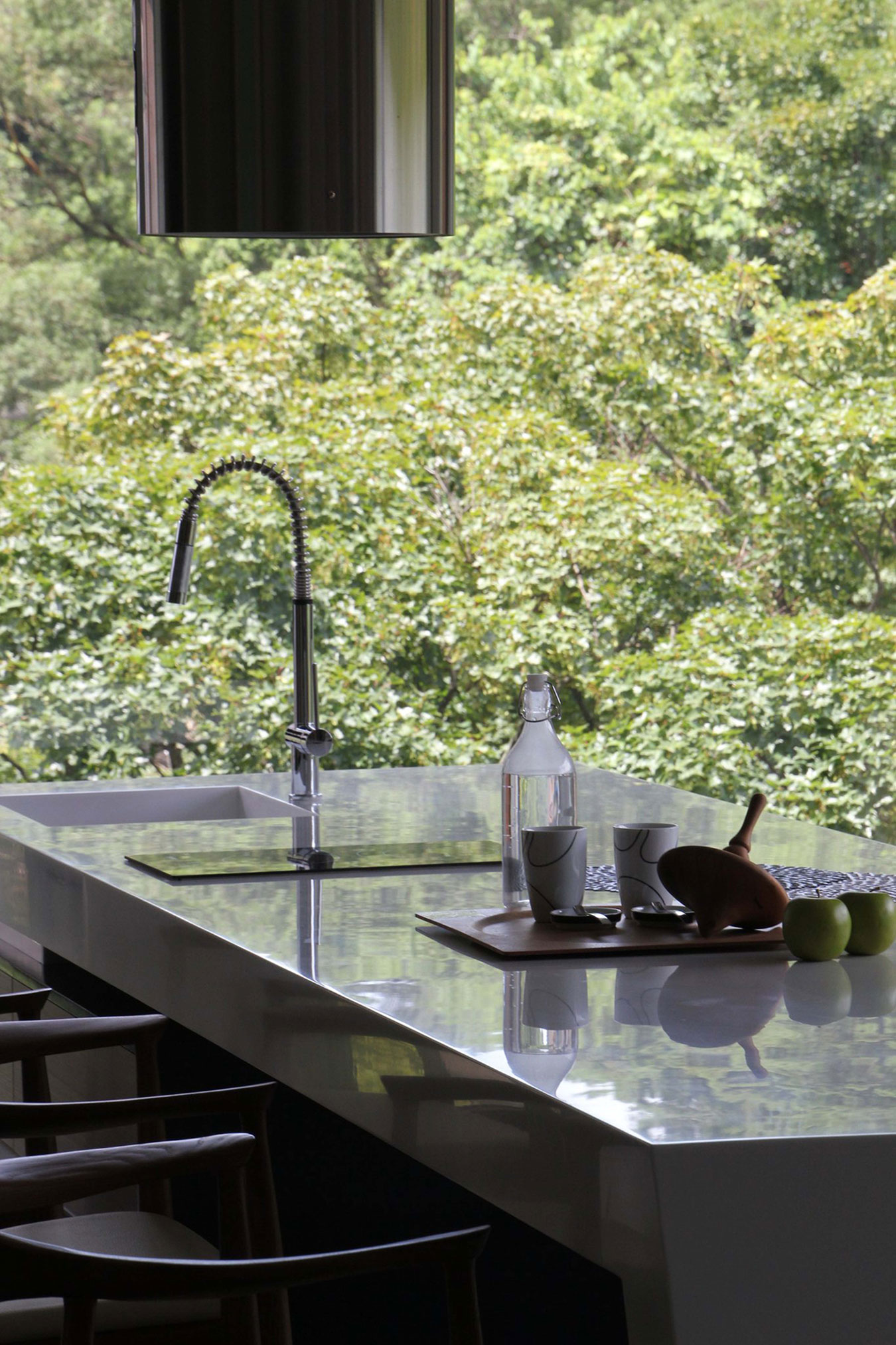 A Sleek Modern Home with Neutral Colors and Bold Accents in Taipei, Taiwan by J.C. Architecture (8)