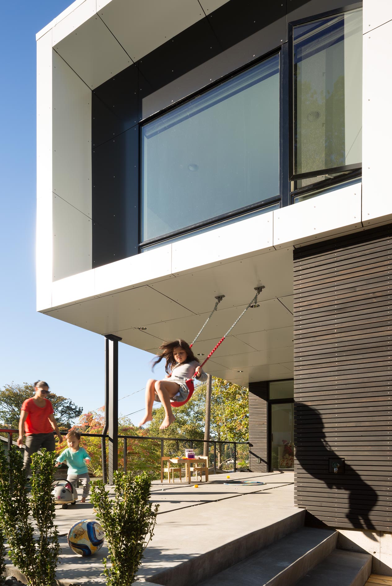 A Sleek and Bright Modern House Made of Concrete Forms, Metal and Glass in Seattle by Stephenson Design Collective (10)