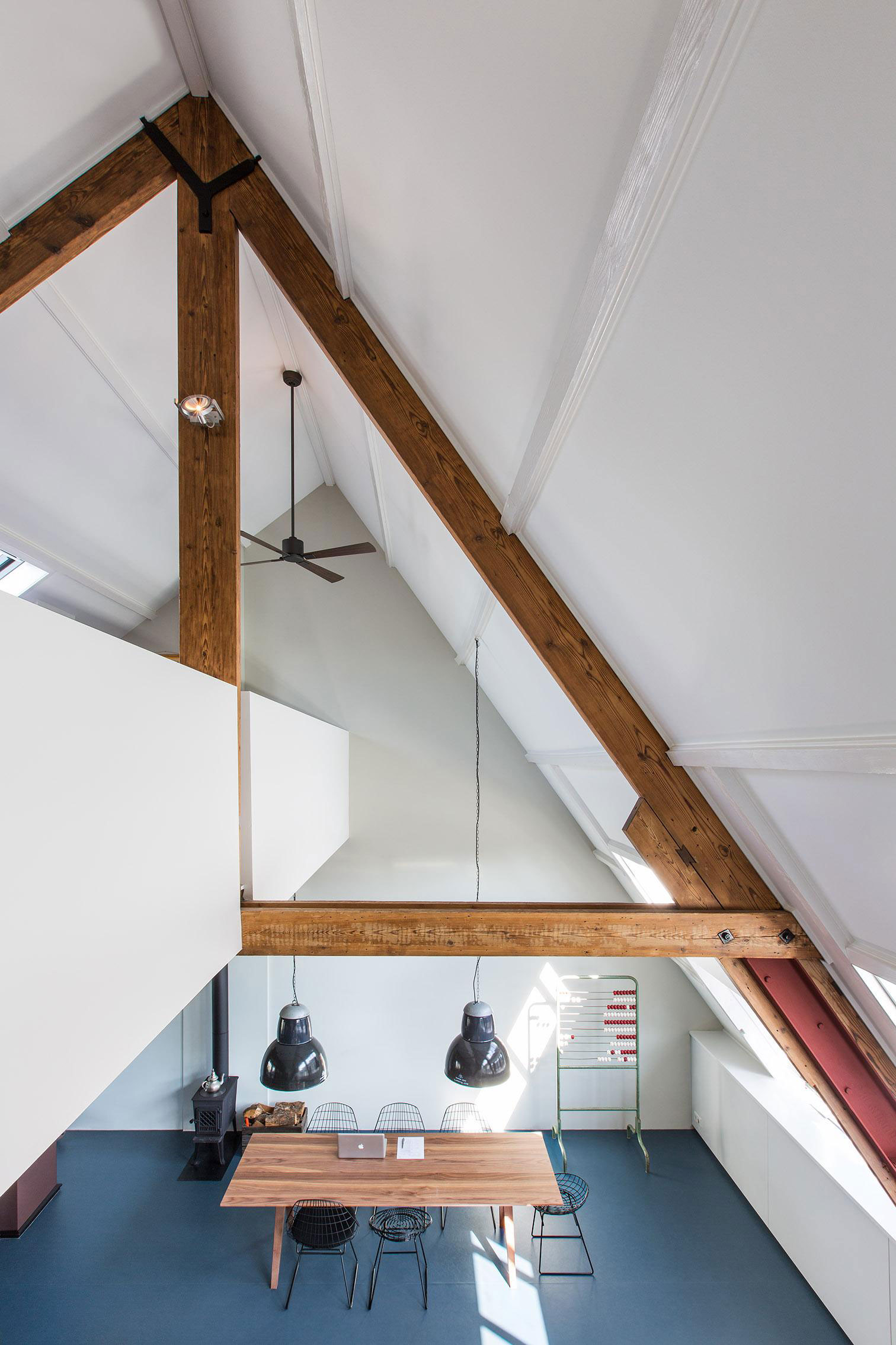 A Sleek and Spacious Modern Apartment in Amsterdam by Studio RUIM (7)