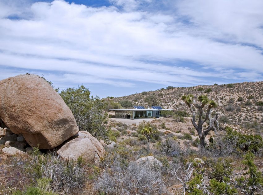 A Small Home Full of Natural Light and Surrounded by a Vast Rocky Landscape of Pioneertown, California by Taalman Koch (1)