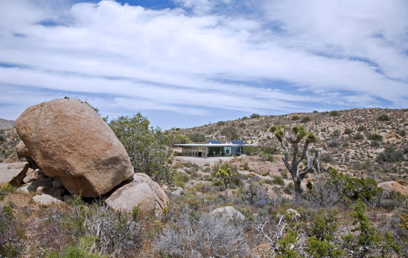 A Small Home Full of Natural Light and Surrounded by a Vast Rocky Landscape of Pioneertown, California by Taalman Koch (1)