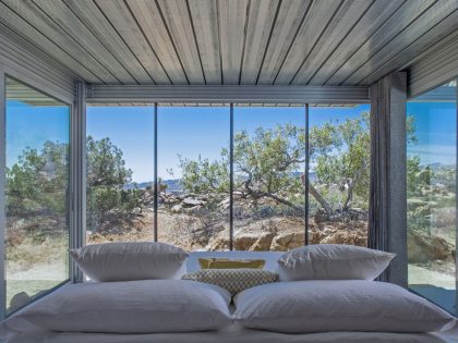 A Small Home Full of Natural Light and Surrounded by a Vast Rocky Landscape of Pioneertown, California by Taalman Koch (10)