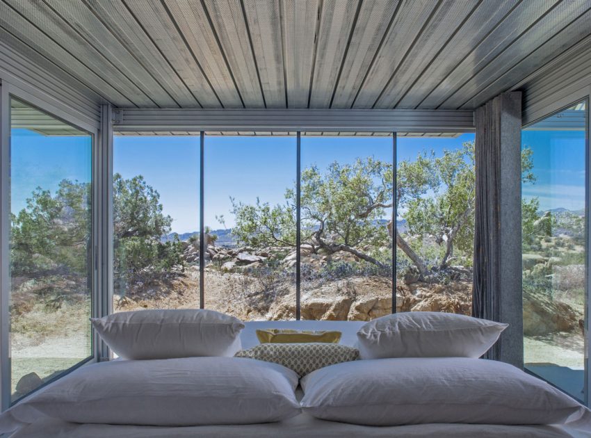 A Small Home Full of Natural Light and Surrounded by a Vast Rocky Landscape of Pioneertown, California by Taalman Koch (10)