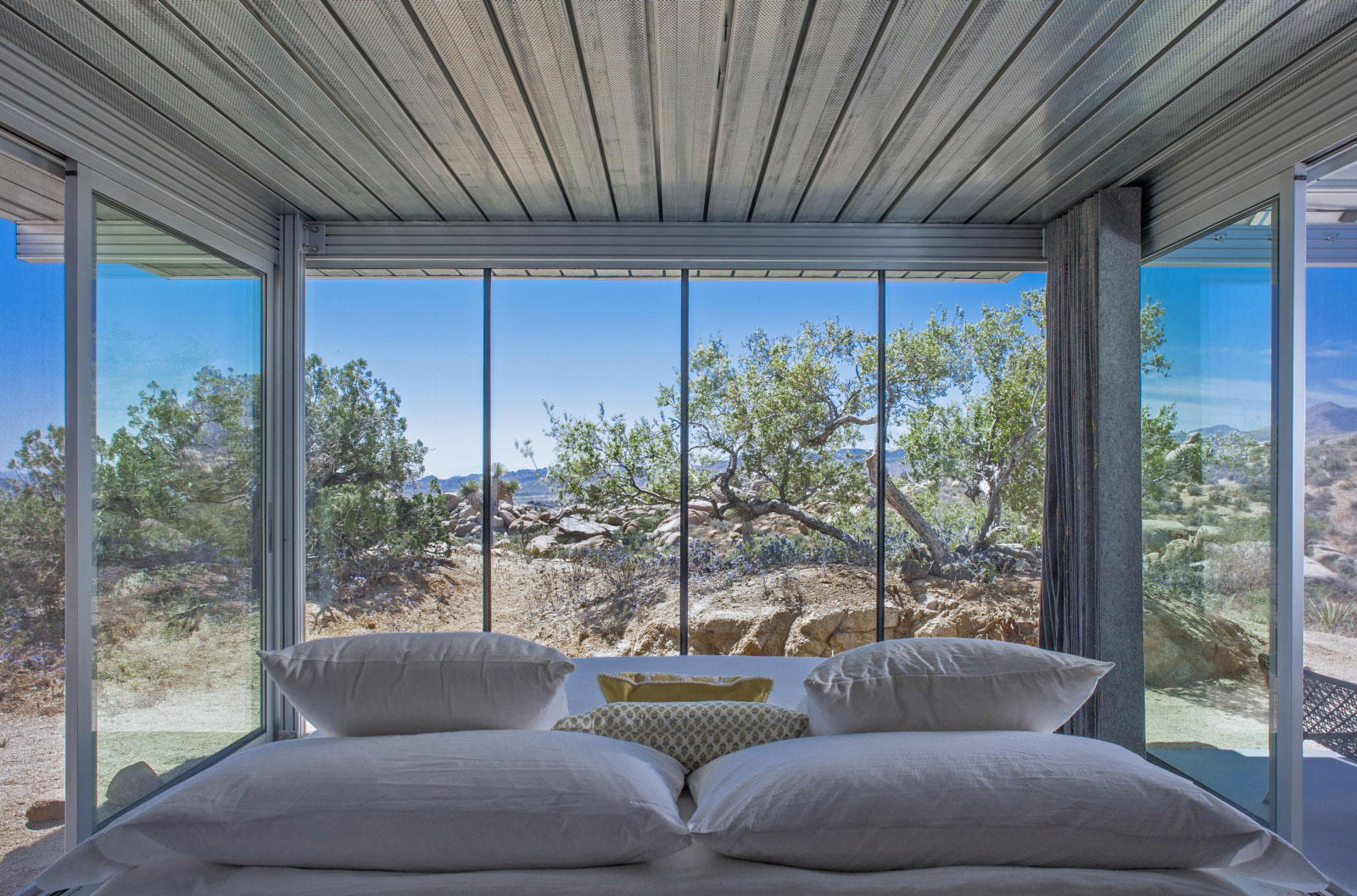 A Small Home Full of Natural Light and Surrounded by a Vast Rocky Landscape of Pioneertown, California by Taalman Koch (10)