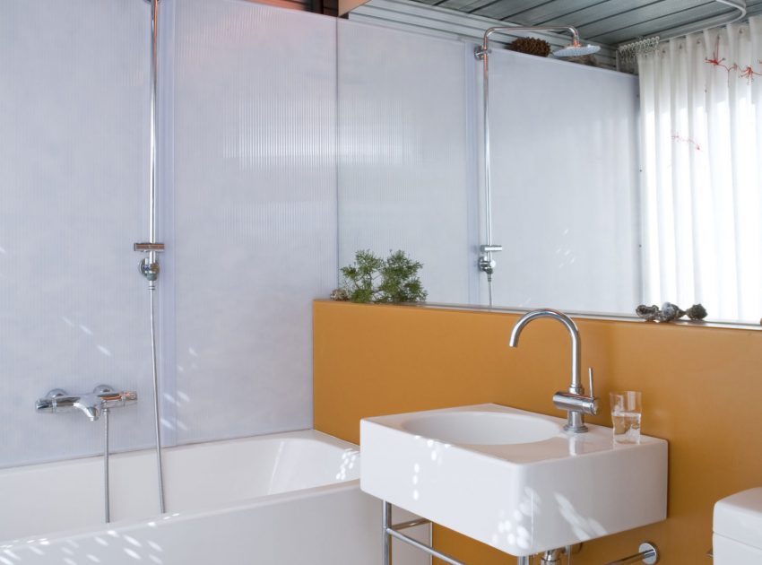 A Small Home Full of Natural Light and Surrounded by a Vast Rocky Landscape of Pioneertown, California by Taalman Koch (11)