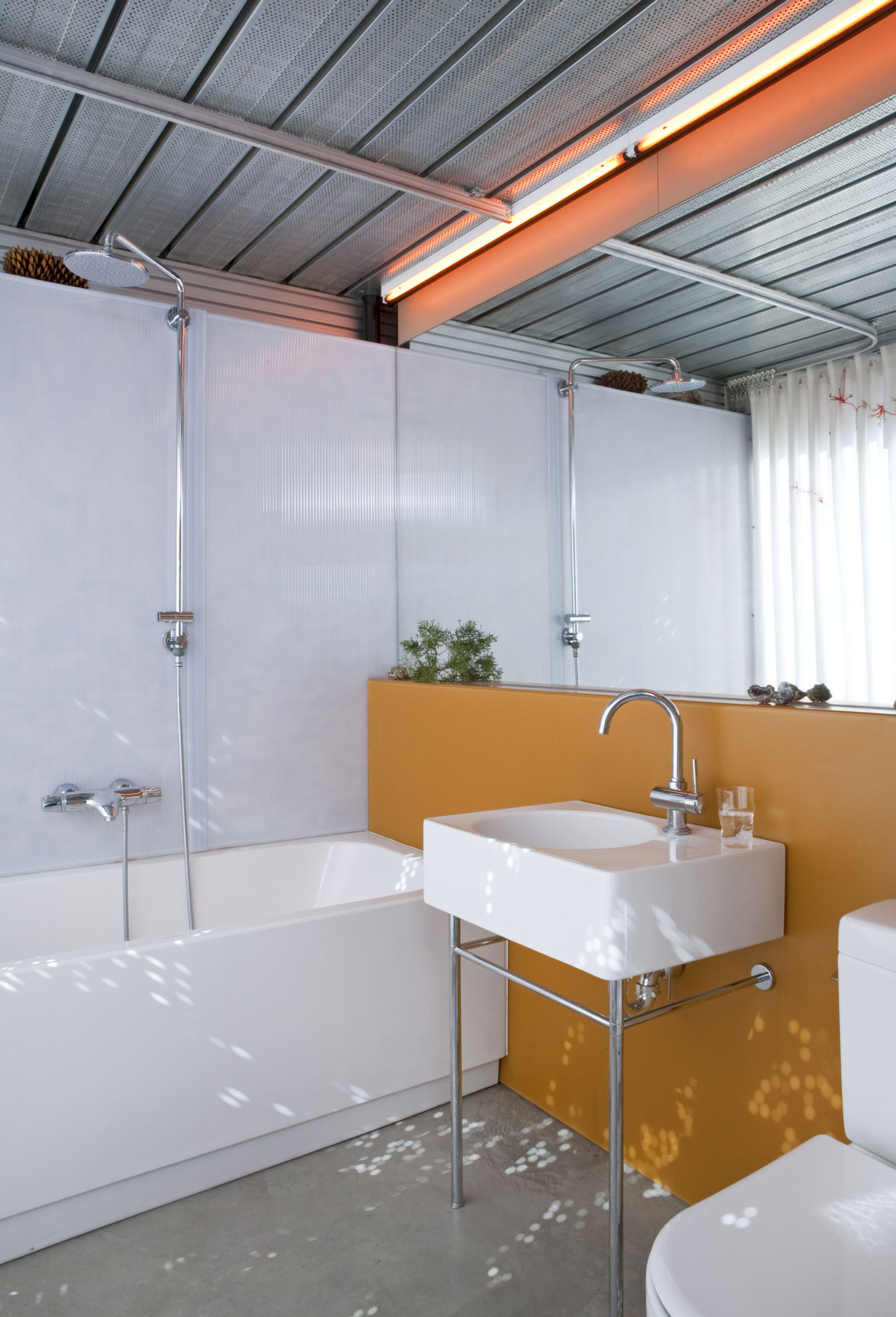 A Small Home Full of Natural Light and Surrounded by a Vast Rocky Landscape of Pioneertown, California by Taalman Koch (11)
