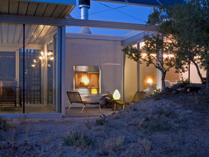 A Small Home Full of Natural Light and Surrounded by a Vast Rocky Landscape of Pioneertown, California by Taalman Koch (12)