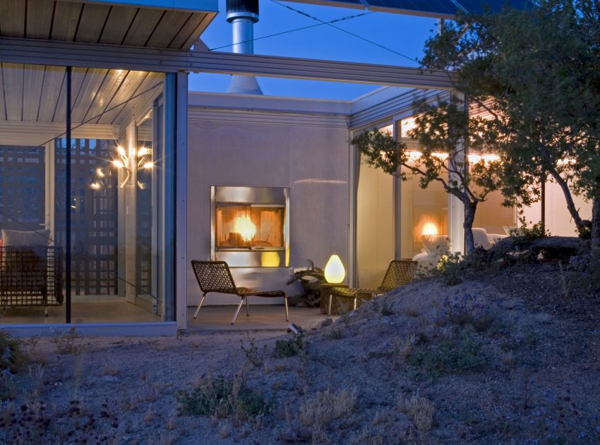 A Small Home Full of Natural Light and Surrounded by a Vast Rocky Landscape of Pioneertown, California by Taalman Koch (12)
