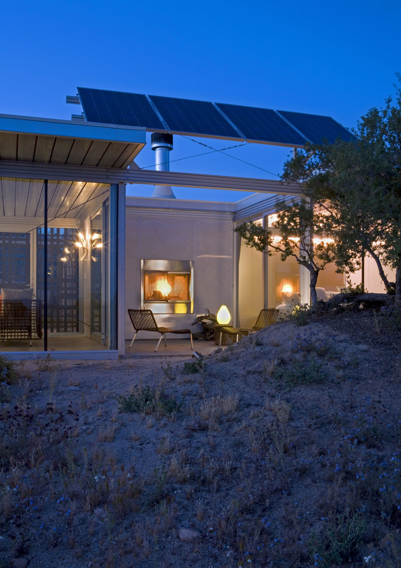 A Small Home Full of Natural Light and Surrounded by a Vast Rocky Landscape of Pioneertown, California by Taalman Koch (12)
