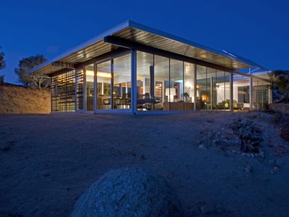 A Small Home Full of Natural Light and Surrounded by a Vast Rocky Landscape of Pioneertown, California by Taalman Koch (13)