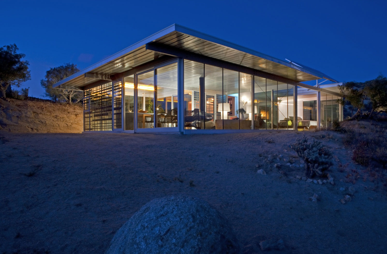 A Small Home Full of Natural Light and Surrounded by a Vast Rocky Landscape of Pioneertown, California by Taalman Koch (13)