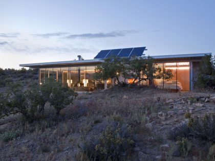 A Small Home Full of Natural Light and Surrounded by a Vast Rocky Landscape of Pioneertown, California by Taalman Koch (14)