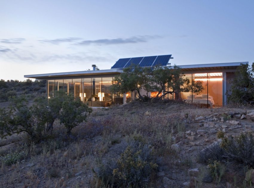 A Small Home Full of Natural Light and Surrounded by a Vast Rocky Landscape of Pioneertown, California by Taalman Koch (14)