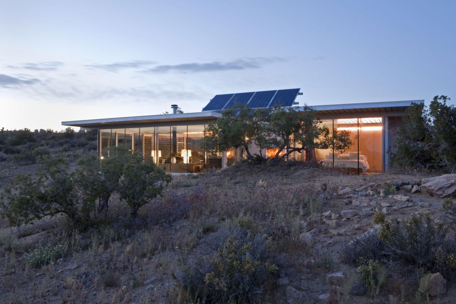 A Small Home Full of Natural Light and Surrounded by a Vast Rocky Landscape of Pioneertown, California by Taalman Koch (14)