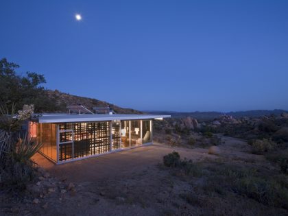 A Small Home Full of Natural Light and Surrounded by a Vast Rocky Landscape of Pioneertown, California by Taalman Koch (15)