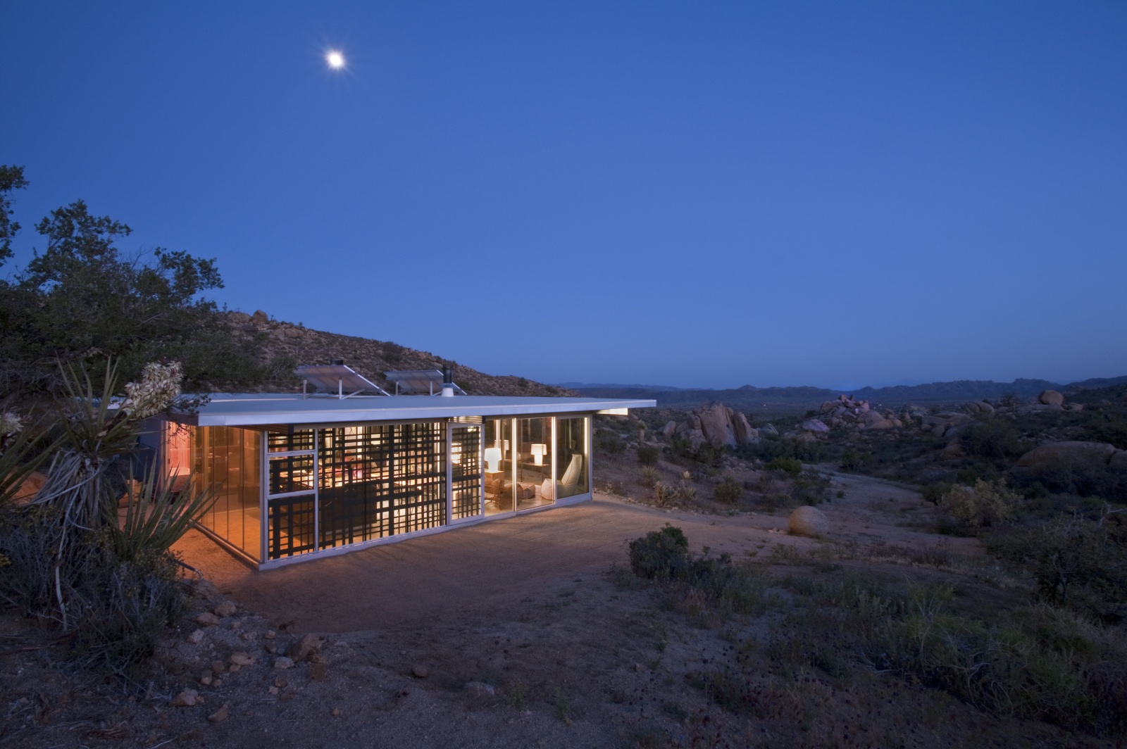 A Small Home Full of Natural Light and Surrounded by a Vast Rocky Landscape of Pioneertown, California by Taalman Koch (15)