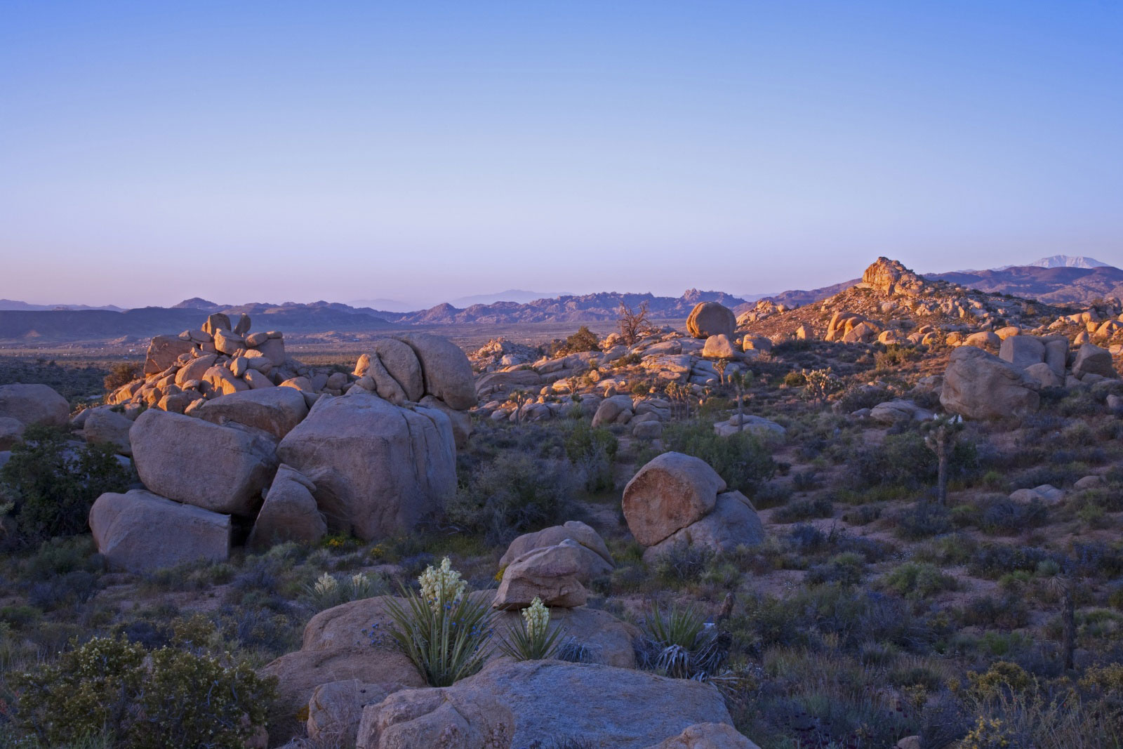 A Small Home Full of Natural Light and Surrounded by a Vast Rocky Landscape of Pioneertown, California by Taalman Koch (16)