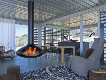 A Small Home Full of Natural Light and Surrounded by a Vast Rocky Landscape of Pioneertown, California by Taalman Koch (6)