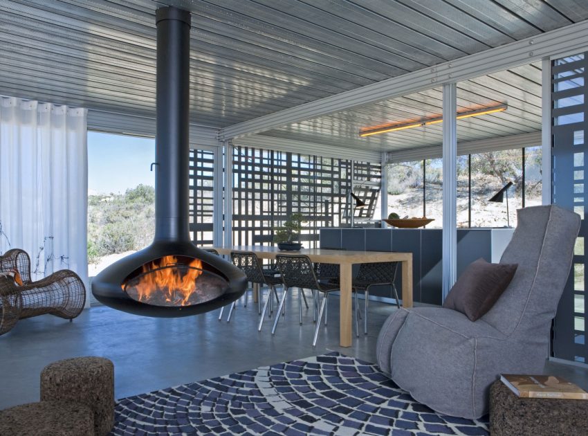 A Small Home Full of Natural Light and Surrounded by a Vast Rocky Landscape of Pioneertown, California by Taalman Koch (6)