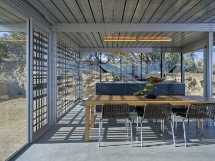 A Small Home Full of Natural Light and Surrounded by a Vast Rocky Landscape of Pioneertown, California by Taalman Koch (7)