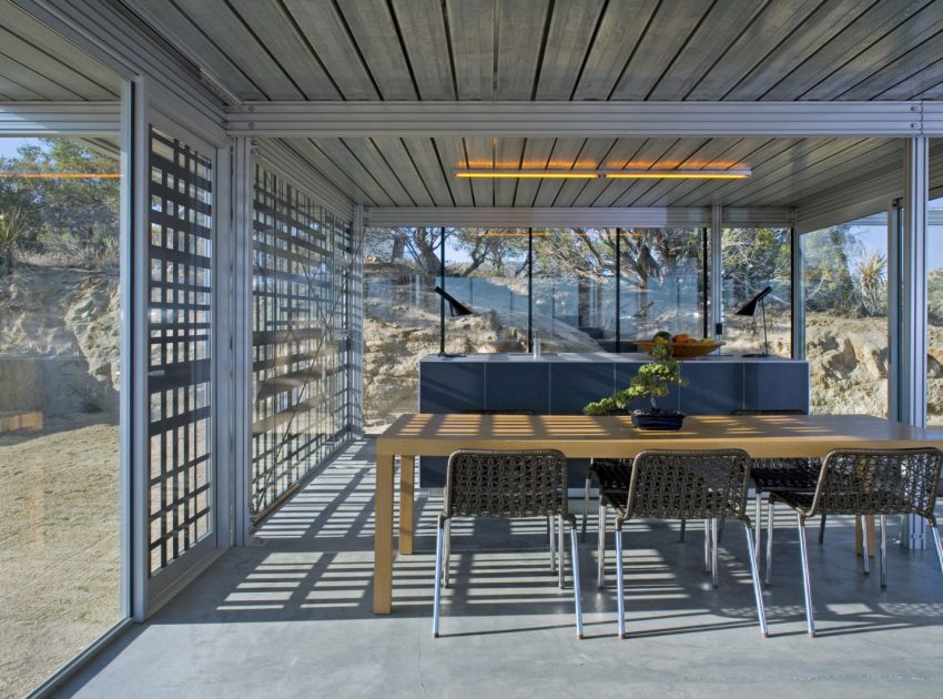 A Small Home Full of Natural Light and Surrounded by a Vast Rocky Landscape of Pioneertown, California by Taalman Koch (7)