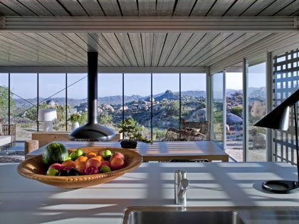 A Small Home Full of Natural Light and Surrounded by a Vast Rocky Landscape of Pioneertown, California by Taalman Koch (9)