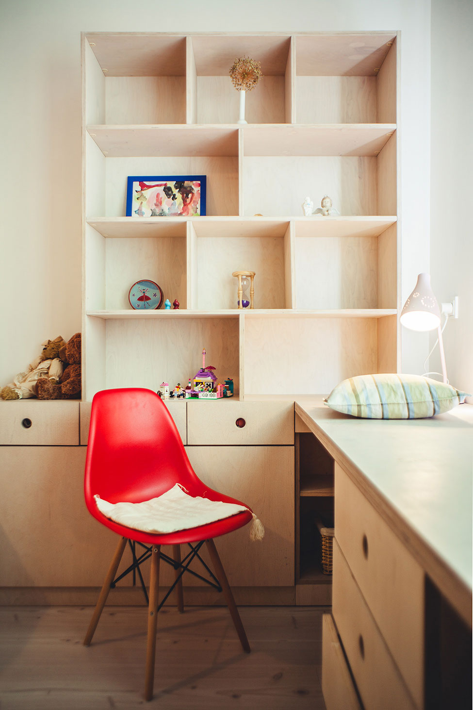 A Small Modern Apartment with Laconic and Scandinavian Style in Kiev, Ukraine by Rina Lovko (20)