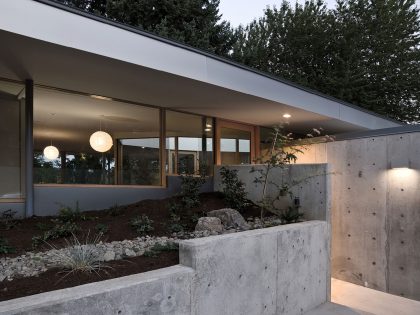 A Small Modern Hillside Home with Interior Courtyards and Gardens in Aurora by NO ARCHITECTURE (10)