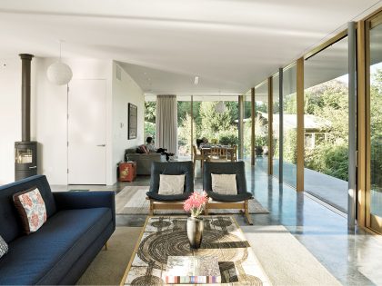 A Small Modern Hillside Home with Interior Courtyards and Gardens in Aurora by NO ARCHITECTURE (5)