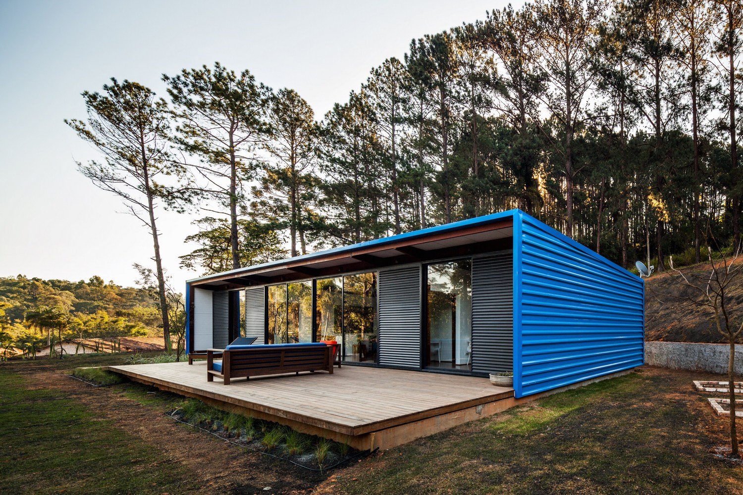 An Elegant Summer House Enclosed by Tall Trees and Lush Vegetation of São Roque, Brazil by Andrade Morettin Arquitetos Associados (1)