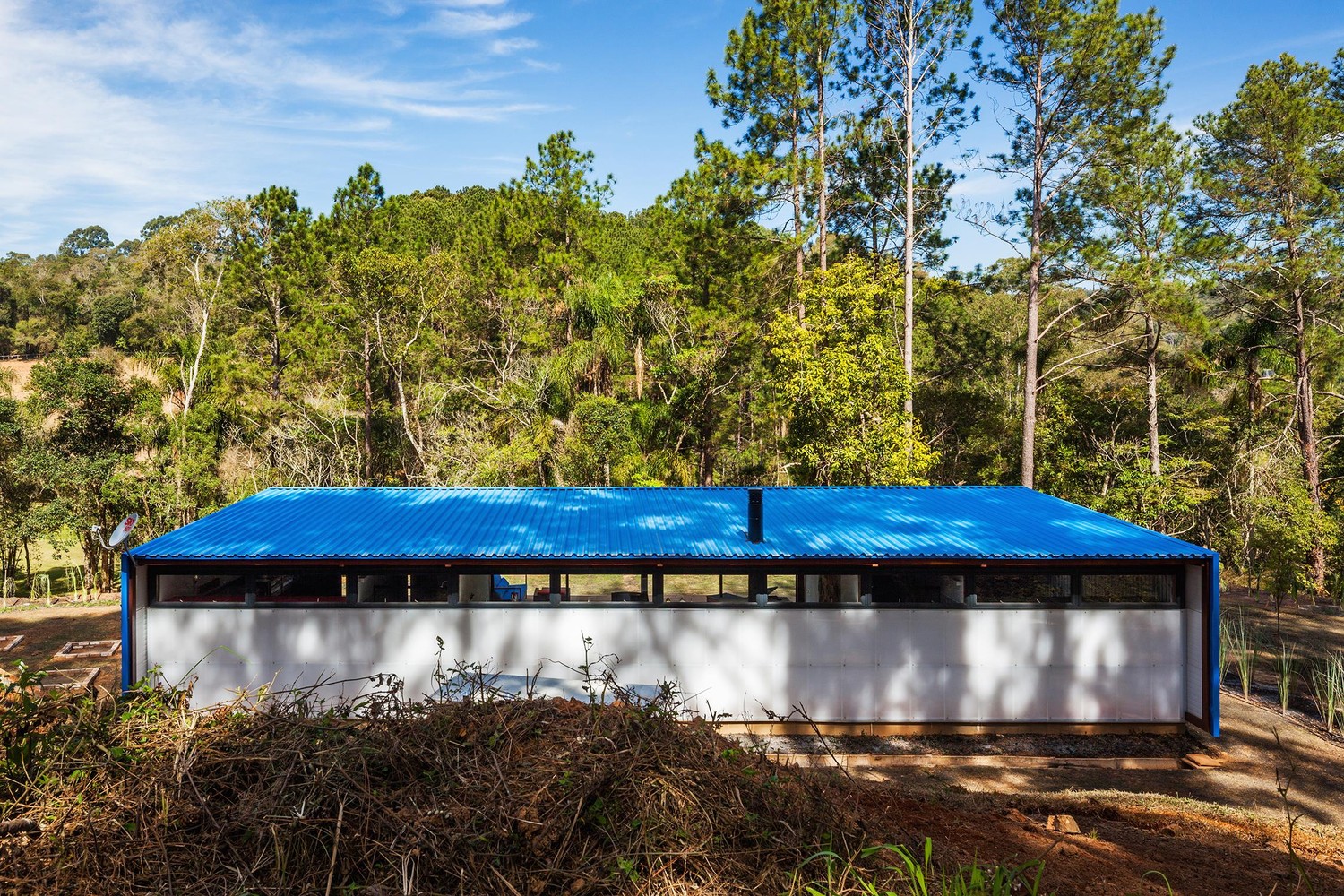 An Elegant Summer House Enclosed by Tall Trees and Lush Vegetation of São Roque, Brazil by Andrade Morettin Arquitetos Associados (10)