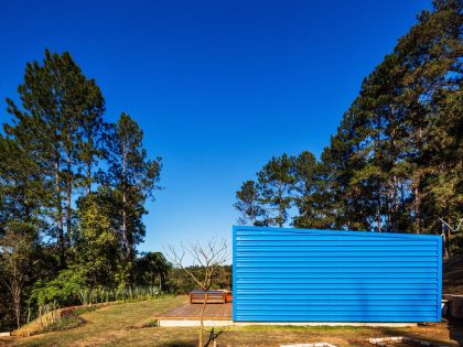 An Elegant Summer House Enclosed by Tall Trees and Lush Vegetation of São Roque, Brazil by Andrade Morettin Arquitetos Associados (11)