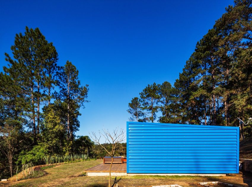 An Elegant Summer House Enclosed by Tall Trees and Lush Vegetation of São Roque, Brazil by Andrade Morettin Arquitetos Associados (11)