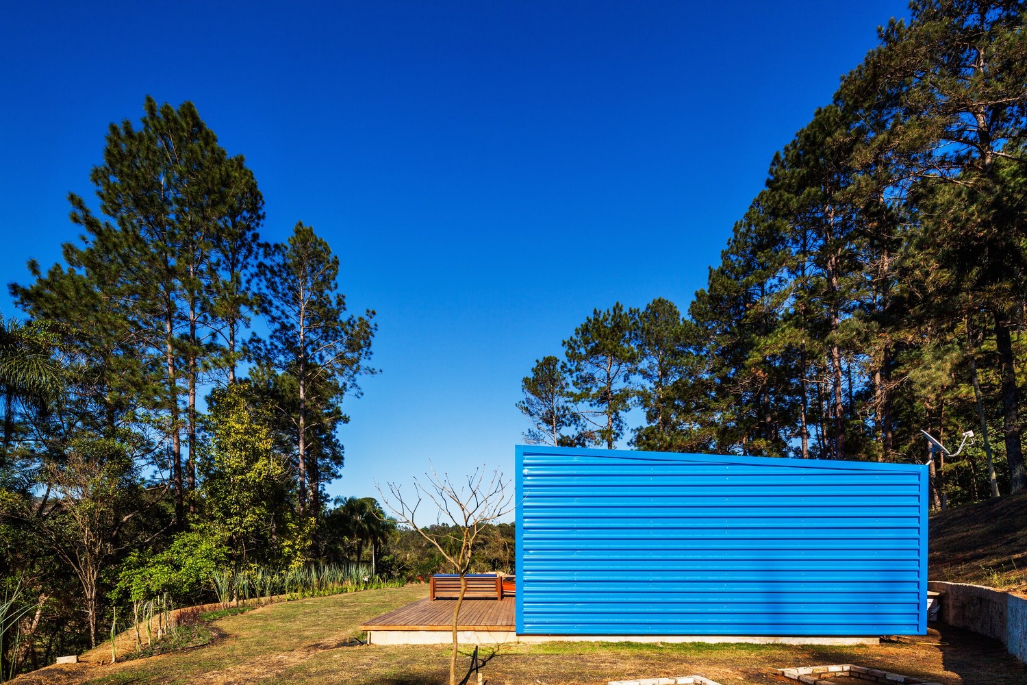 An Elegant Summer House Enclosed by Tall Trees and Lush Vegetation of São Roque, Brazil by Andrade Morettin Arquitetos Associados (11)