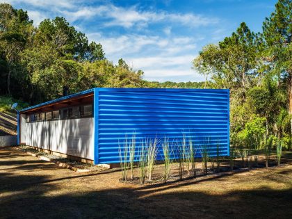 An Elegant Summer House Enclosed by Tall Trees and Lush Vegetation of São Roque, Brazil by Andrade Morettin Arquitetos Associados (12)