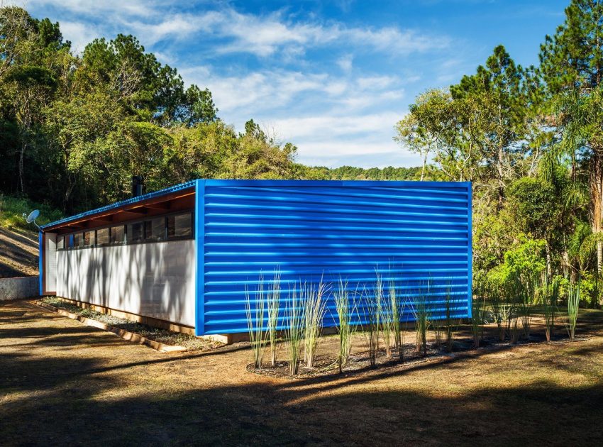 An Elegant Summer House Enclosed by Tall Trees and Lush Vegetation of São Roque, Brazil by Andrade Morettin Arquitetos Associados (12)