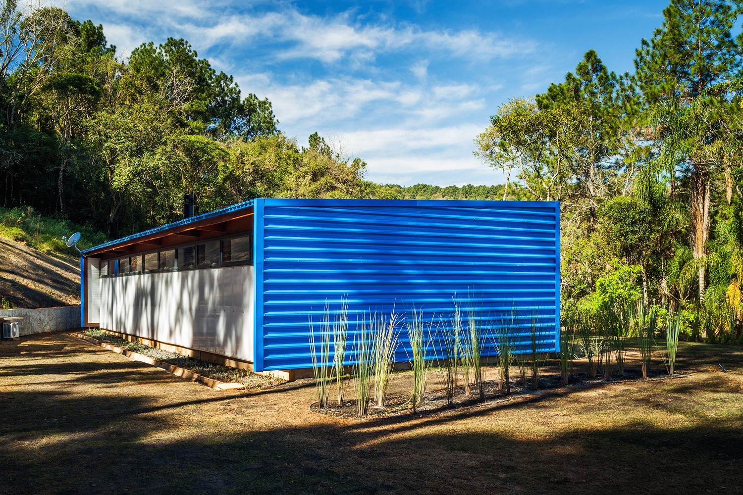 An Elegant Summer House Enclosed by Tall Trees and Lush Vegetation of São Roque, Brazil by Andrade Morettin Arquitetos Associados (12)