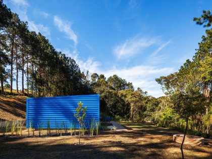 An Elegant Summer House Enclosed by Tall Trees and Lush Vegetation of São Roque, Brazil by Andrade Morettin Arquitetos Associados (13)