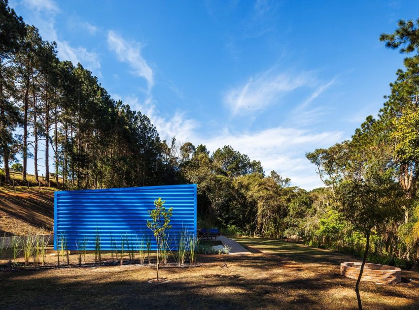 An Elegant Summer House Enclosed by Tall Trees and Lush Vegetation of São Roque, Brazil by Andrade Morettin Arquitetos Associados (13)