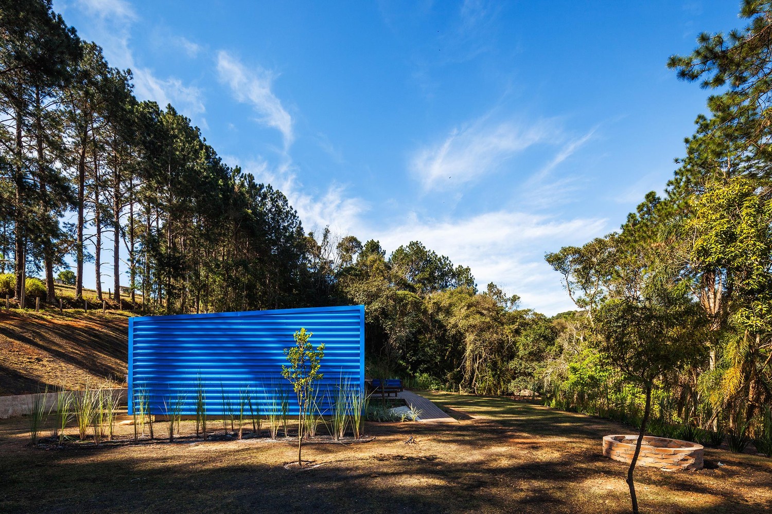 An Elegant Summer House Enclosed by Tall Trees and Lush Vegetation of São Roque, Brazil by Andrade Morettin Arquitetos Associados (13)