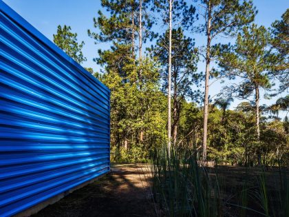 An Elegant Summer House Enclosed by Tall Trees and Lush Vegetation of São Roque, Brazil by Andrade Morettin Arquitetos Associados (14)