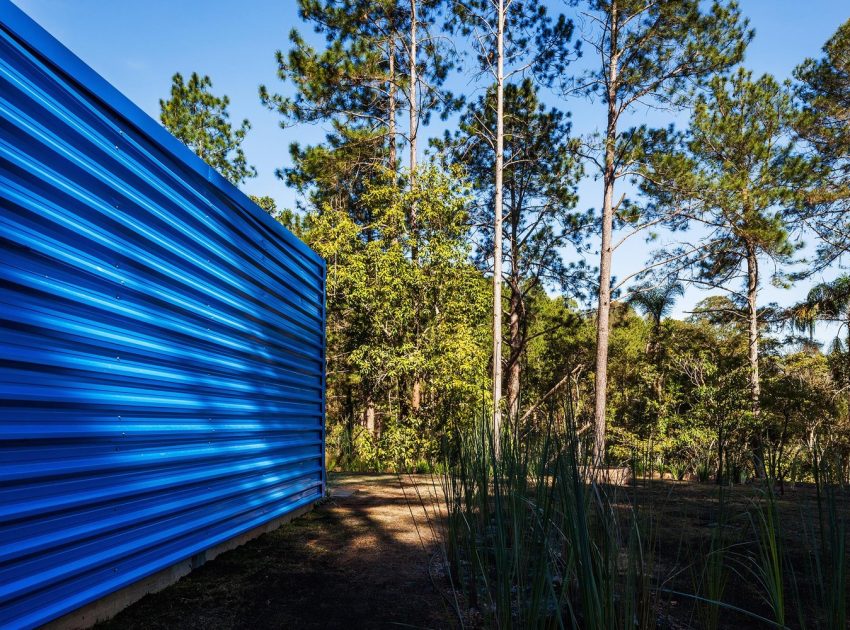 An Elegant Summer House Enclosed by Tall Trees and Lush Vegetation of São Roque, Brazil by Andrade Morettin Arquitetos Associados (14)