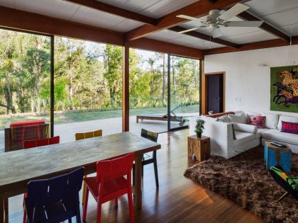 An Elegant Summer House Enclosed by Tall Trees and Lush Vegetation of São Roque, Brazil by Andrade Morettin Arquitetos Associados (15)