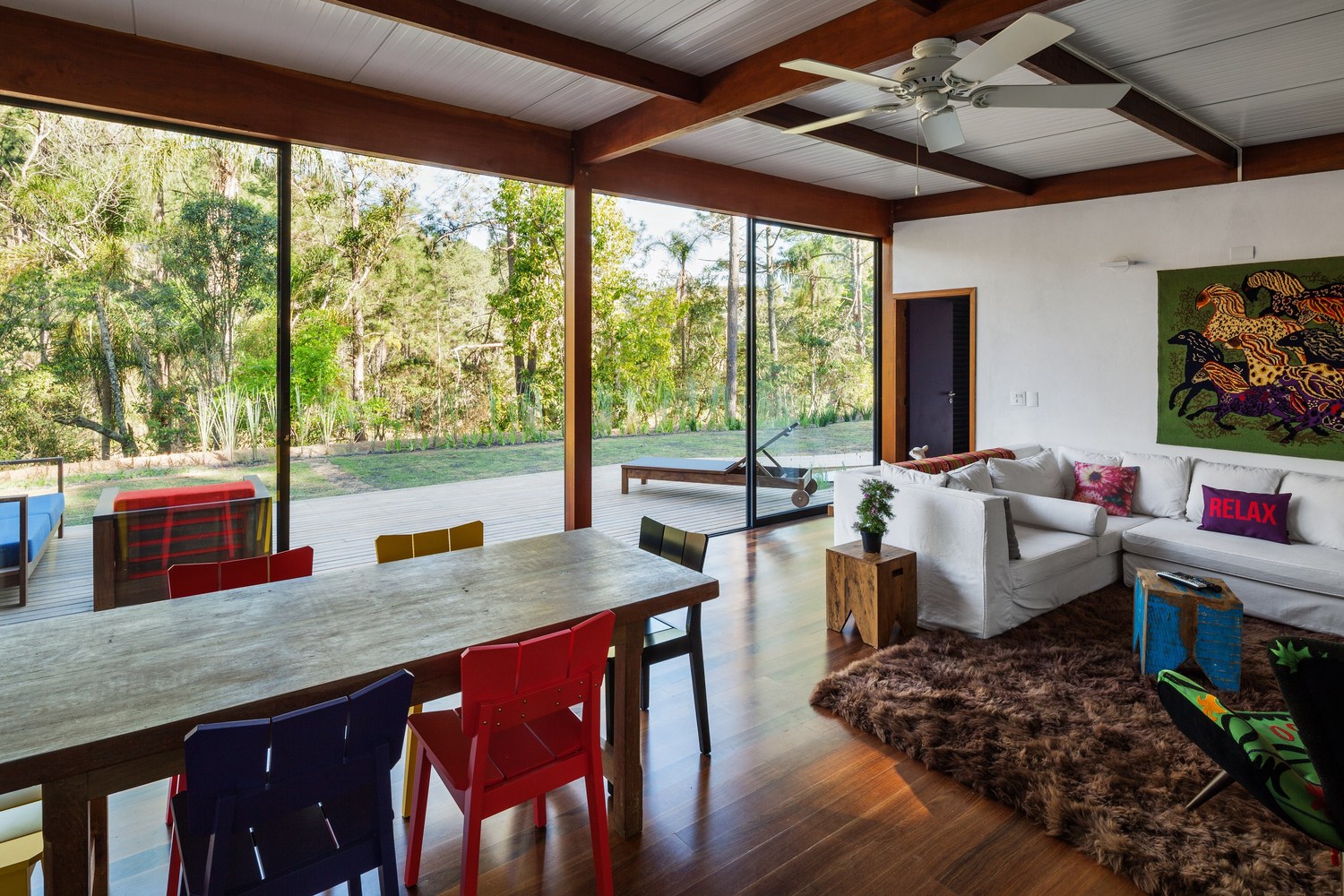 An Elegant Summer House Enclosed by Tall Trees and Lush Vegetation of São Roque, Brazil by Andrade Morettin Arquitetos Associados (15)