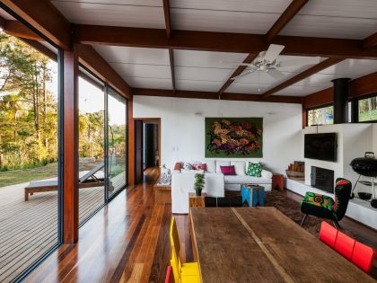 An Elegant Summer House Enclosed by Tall Trees and Lush Vegetation of São Roque, Brazil by Andrade Morettin Arquitetos Associados (16)