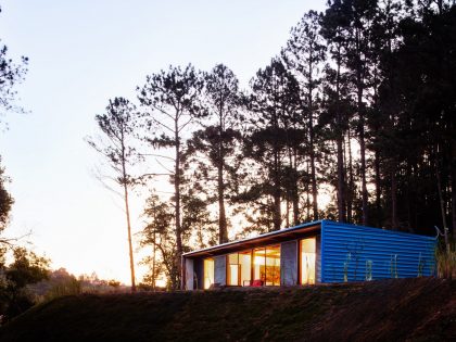 An Elegant Summer House Enclosed by Tall Trees and Lush Vegetation of São Roque, Brazil by Andrade Morettin Arquitetos Associados (17)