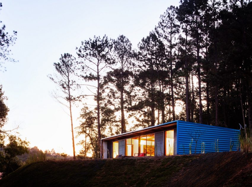 An Elegant Summer House Enclosed by Tall Trees and Lush Vegetation of São Roque, Brazil by Andrade Morettin Arquitetos Associados (17)