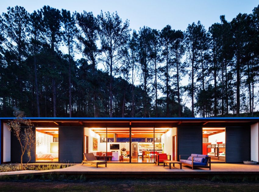 An Elegant Summer House Enclosed by Tall Trees and Lush Vegetation of São Roque, Brazil by Andrade Morettin Arquitetos Associados (18)