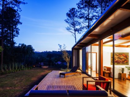 An Elegant Summer House Enclosed by Tall Trees and Lush Vegetation of São Roque, Brazil by Andrade Morettin Arquitetos Associados (19)